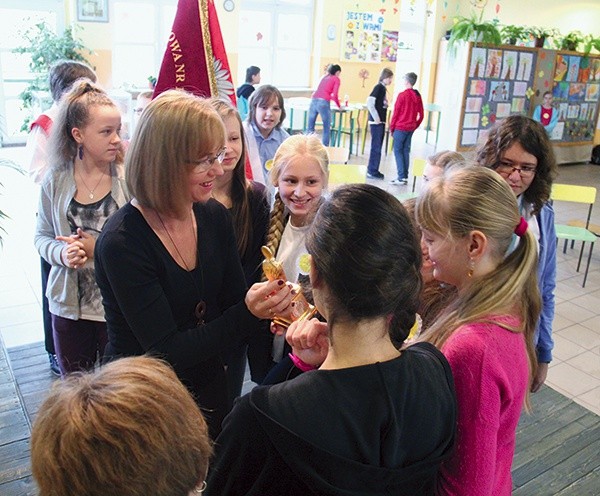  Przerwa w Zespole Szkół nr 1 w Leszczynach. Nauczycielka muzyki  Jolanta Sprus podaje uczniom relikwie świętego papieża