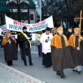 Powyżej: Tarnobrzescy mężczyźni  pokazali przywiązanie do wiary