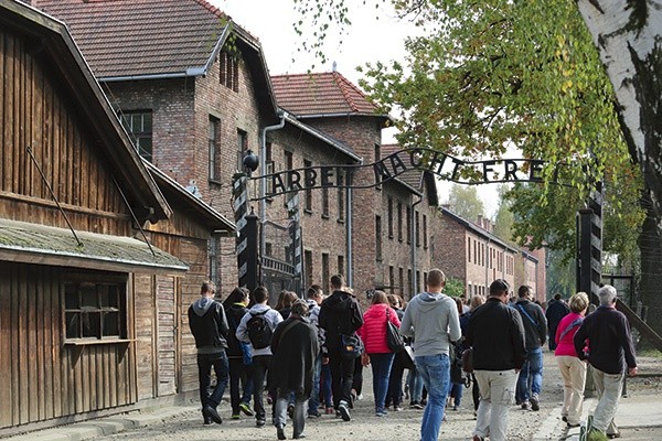 Wizyta w Auschwitz może być nie tylko lekcją historii, ale wstępem do dialogu  – wskazują autorzy projektu „Przez wspólną historię  – ku przyszłości” 