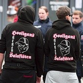 Członkowie organizacji HoGeSa – Chuligani przeciwko salafitom podczas antyislamskiej demonstracji w Hanowerze 15 listopada br.