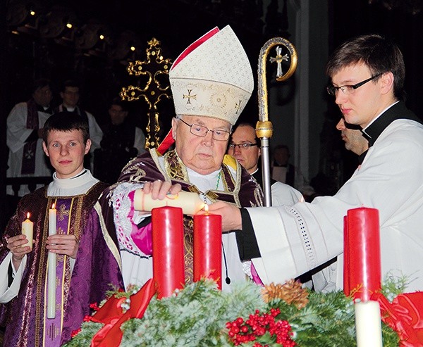 Abp senior Tadeusz Gocłowski  zapalił pierwszą świecę adwentową