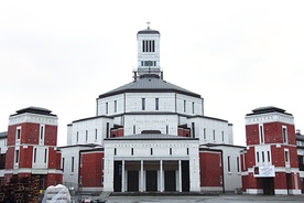 Będące jeszcze częściowo w budowie Centrum  św. Jana Pawła II na Białych Morzach robi duże wrażenie na pielgrzymach z innych krajów