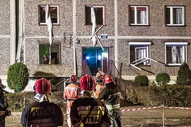  Gruzowisko w środku budynku przeszukiwała specjalna grupa poszukiwawcza z psami z Jastrzębia-Zdroju 