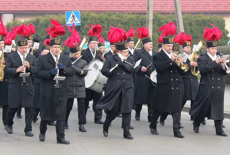 Orkiestra przyprowadziła górniczy pochód do kościoła św. Urbana w Brzeszczach