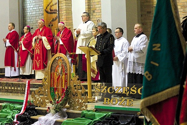  Kilkadziesiąt sztandarów, górnicze dary na ofiarowanie, Msze święte z ludźmi ubranymi w czarne mundury i czaka z pióropuszami tworzą niezapomniane wrażenie