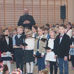 W dniu opieki św. Józefa Kalasancjusza dzieci z pierwszych klas składają uroczystą przysięgę