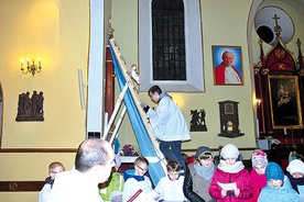  W Rawie Mazowieckiej i Nowym Mieście w prezbiterium ustawiono drabinę, po której do żłóbka schodzi mały Jezus
