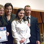   Nagrodę Wolontariusz Roku 2014 otrzymała Wiktoria Gałecka (pierwsza z lewej). Wręczyła ją premier Ewa Kopacz