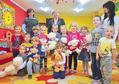 Dzieci świętowały Dzień Pluszowego Misia – mówi Maria Napieracz, prezes stowarzyszenia (w środku)