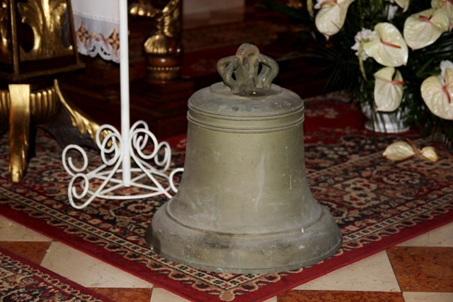 Zrabowany dzwon z powrotem w Bielanach