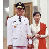 Basuki Purnama z żoną Veronicą podczas  uroczystości zaprzysiężenia na gubernatora stolicy Indonezji – Dżakarty