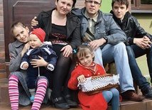 Aleksandra i Janusz z dziećmi: Agatą, Tobiaszem, Marianną i Przemkiem