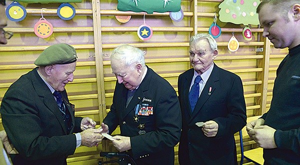  Na wieczerzę przybył gen. Stanisław Karliński „Burza”, jeden z oficerów  25. Pułku AK. Łamie się opłatkiem z Marianem Podgórecznym.  Obok (od lewej) Ryszard Bielański i Tomasz Łuczkowski
