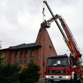 Ks. Leszek Sokół nie kryje radości, że na Boże Narodzenie udało się zakończyć kolejny etap budowy