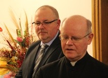 Kapelan radomskiego KIK ks. Edward Poniewierski i Włodzimierz Dobrowolski