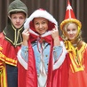 Natalia Darkowska (w środku), Julia Luchowska i Eryk Czarniecki przymierzają kostiumy 