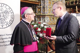 Abp Głódź odebrał nagrodę „Świadek Historii” z rąk dr. Łukasza Kamińskiego, prezesa Instytutu Pamięci Narodowej 