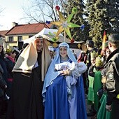  W Skawinie uczestnicy orszaku idą na Mszę św. prowadzeni przez Świętą Rodzinę