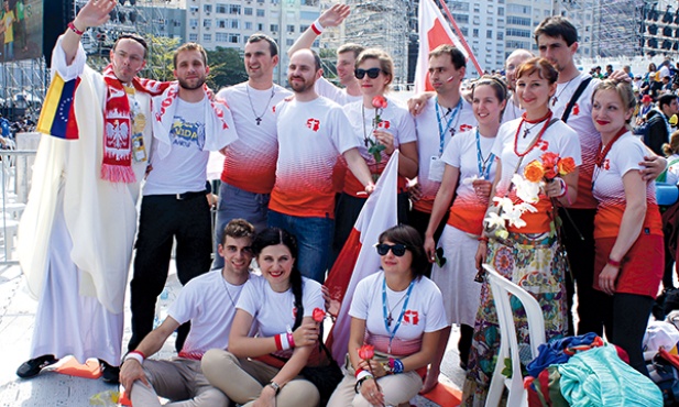  Pielgrzymi z Polski podczas Światowych Dni Młodzieży w Rio. Weronika Griszel w dolnym rzędzie w środku