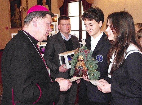 Dla młodych ludzi ze szkół katolickich składanie życzeń metropolicie wrocławskiemu i podzielenie się opłatkiem było wielkim przeżyciem