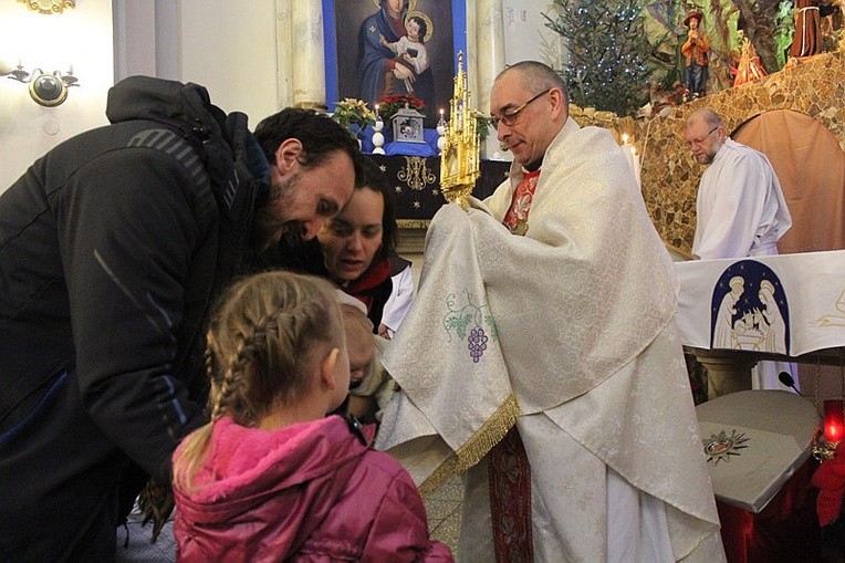 Rodziny przyjmowały indywidualne błogosławieństwo Najświętszym Sakramentem