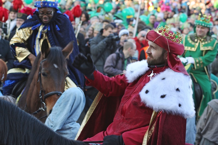 Ponad 300 królewskich orszaków