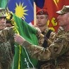 Gen. John Campbell (z lewej) podczas uroczystości wycofania wojsk NATO z Afganistanu, 28 grudnia 2014