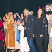 Wojciech Ługowski i aktorzy  Teatru Scene