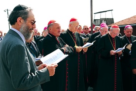  Wspólna modlitwa chrześcijan i Żydów w Auschwitz-Birkenau  z okazji 70. rocznicy śmierci św. Edyty Stein