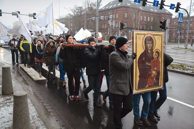 W Nowy Rok uczestnicy Plus Prologu ponieśli symbole ŚDM ulicami Opola 