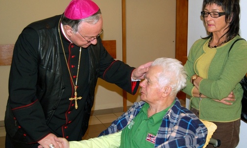 Jako przewodniczący Papieskiej Komisji ds. Duszpasterstwa Służby Zdrowia abp Zygmunt Zimowski często spotyka się z cierpiącymi