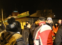 Przed bramą KWK "Brzeszcze" gromadzą się tłumy 