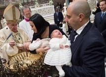 Papież ochrzcił 33 dzieci
