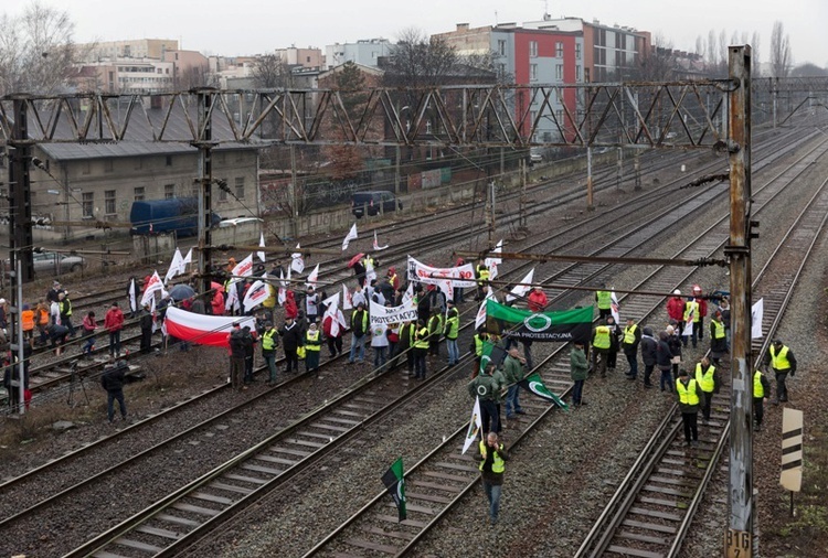 Związkowcy blokują tory