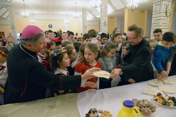 Po modlitwie poświęcenia czas na łamanie się opłatkiem