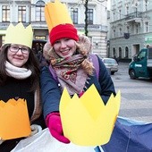  Rynek w Rybniku, peregrynacja symboli ŚDM. Młodzi wręczają przechodniom korony na znak, że jesteśmy powołani do królowania w niebie razem z Jezusem 