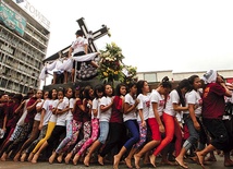 Odbywająca się 9 stycznia procesja z figurą Czarnego Nazarejczyka jest największa w Azji. Przez kilka godzin wędruje ulicami stolicy Filipin – Manili. W tym roku, kilka dni przed papieską wizytą, uczestniczyło w niej 5,5 mln osób
