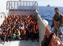Imigranci z Afryki Północnej uratowani przez włoskich marynarzy niedaleko  wybrzeży Libii 11 kwietnia  2014 roku