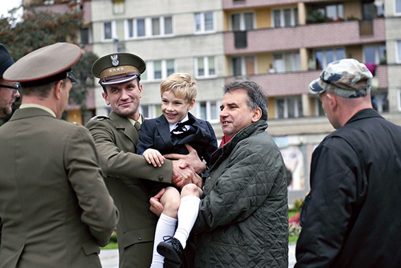 Tomasz Kot (Bauman), Andrei Kostash (Kola) i reżyser Waldemar Krzystek na planie „Fotografa”