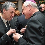  Bp Edward Dajczak dzieli się opłatkiem z burmistrzem Gminy i Miasta Sianów Maciejem Berlickim