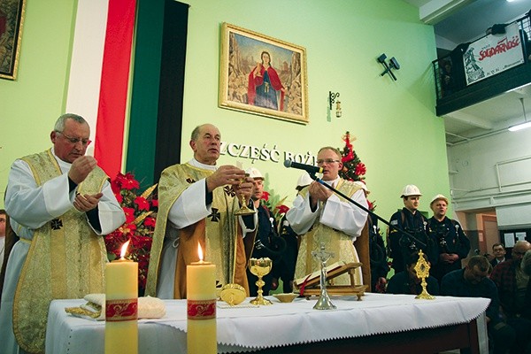 Msza św. za górników i ich rodziny w cechowni KWK „Brzeszcze”