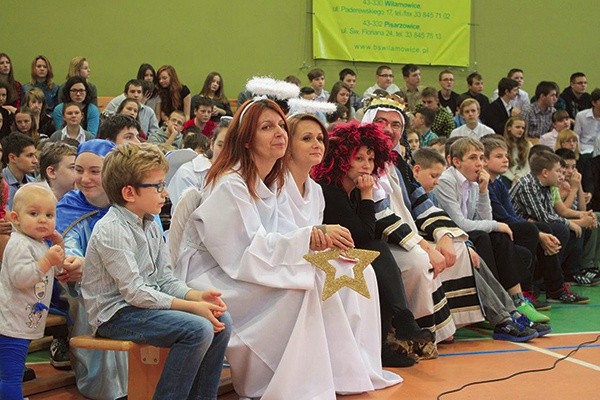  Nauczyciele i uczniowie gimnazjum w Pisarzowicach jak co roku wystąpili dla Fundacji Krzyż Dziecka