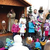  Finałem miejskiej wędrówki był pokłon oddany Jezusowi