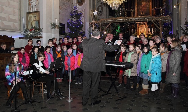 Koncert chóru "Soli Deo" i scholi "Ziarenko" w kościele św. Andrzeja w Łęczycy