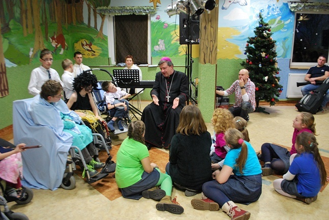 Abp Józef Kupny u chorych dzieci