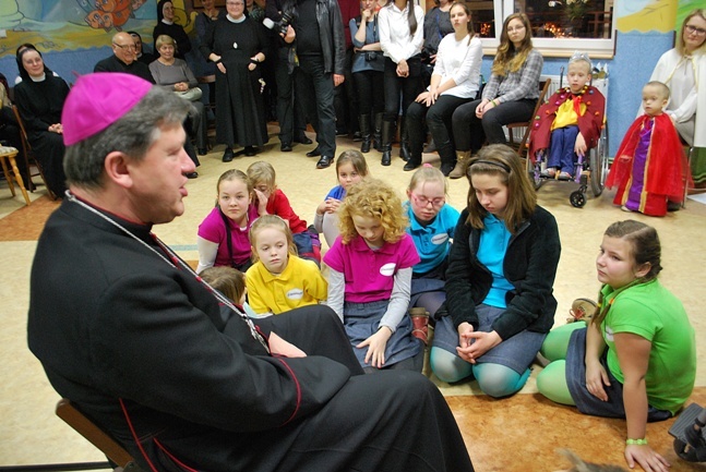 Abp Józef Kupny u chorych dzieci