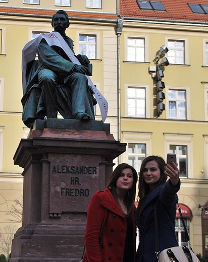 Zatańczyli poloneza dla Aleksandra Fredry