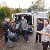 W odbieraniu nakrętek ze skierniewickich szkół pomagają podopieczni Zakładu Poprawczego w Studzieńcu