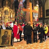 Młodzież wniosła krzyż i ikonę Matki Bożej do katedry