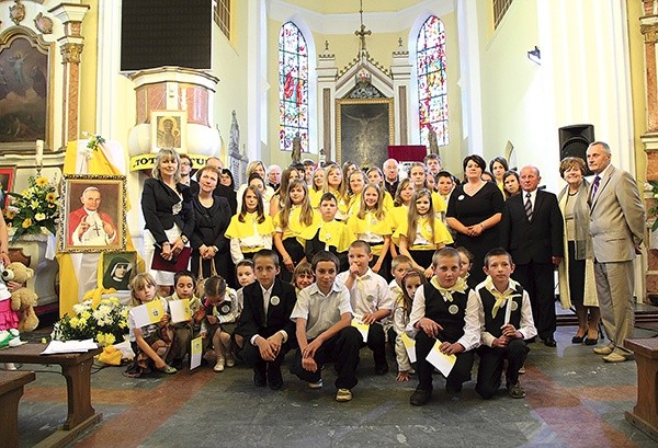 Kościół w Krośniewicach. Jubileusz 10-lecia katolickich szkół w Pniewie